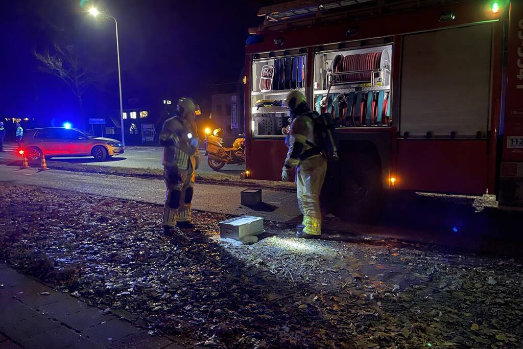 Brandweer blust brand in schoorsteen