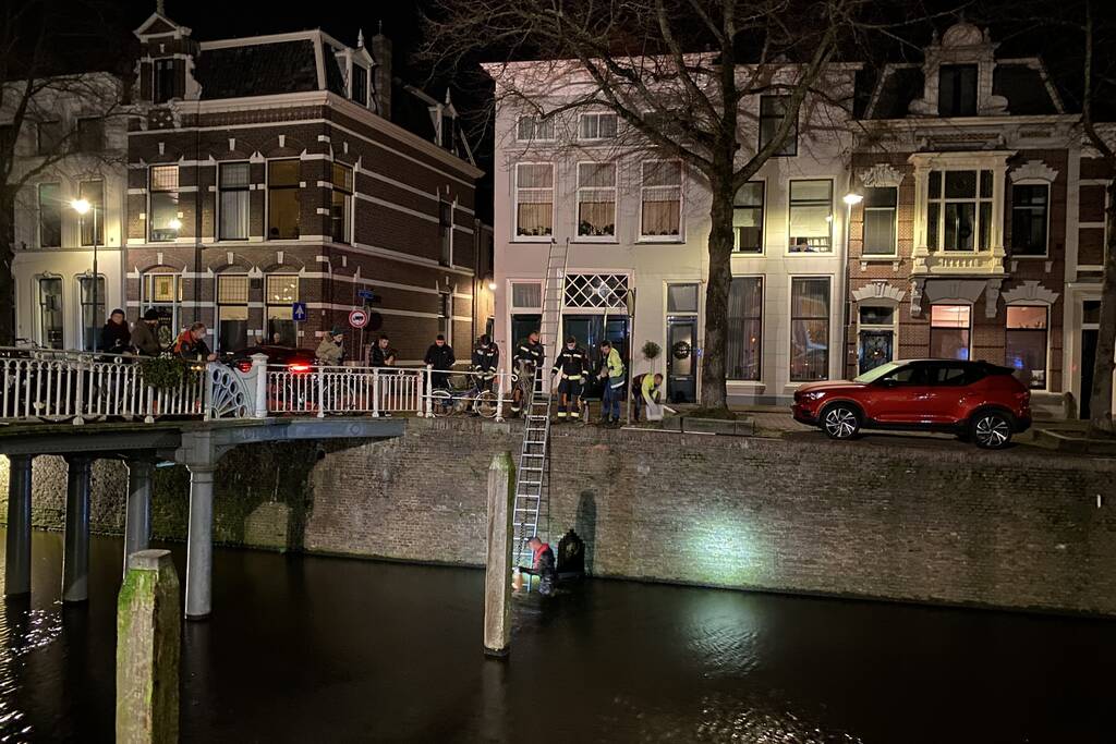 Brandweer redt kat uit het water