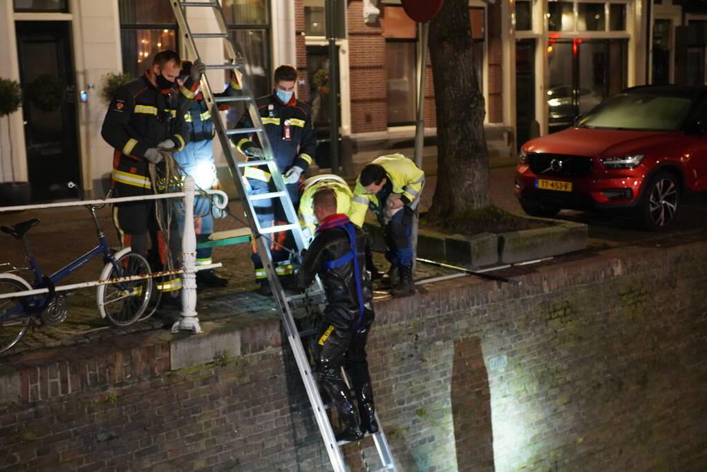 Brandweer redt kat uit het water