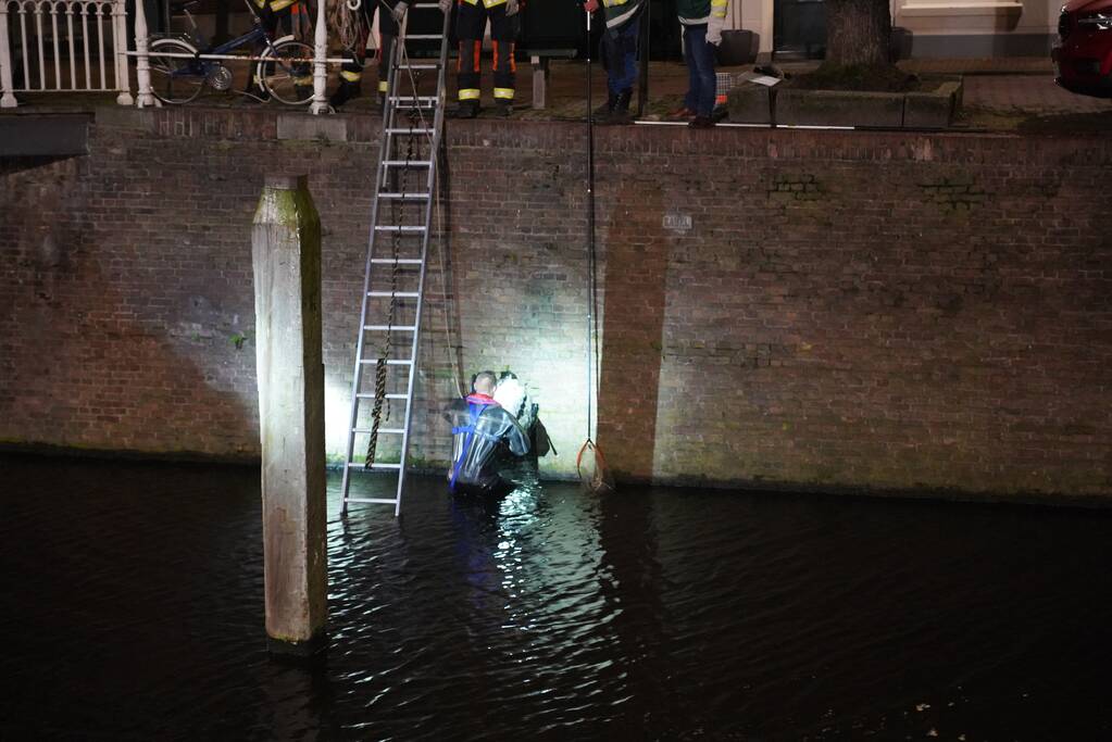 Brandweer redt kat uit het water