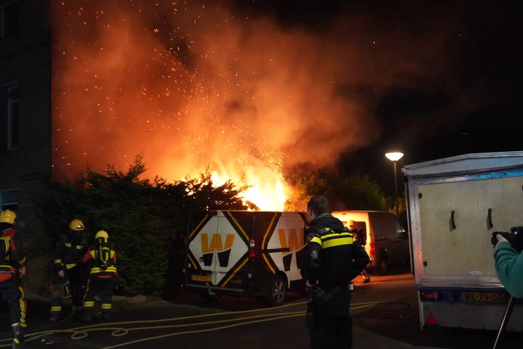 Flinke brand in een schuur tegen de woning