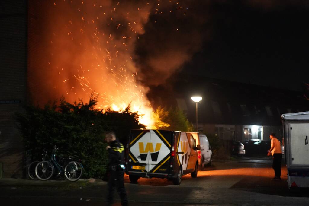 Flinke brand in een schuur tegen de woning
