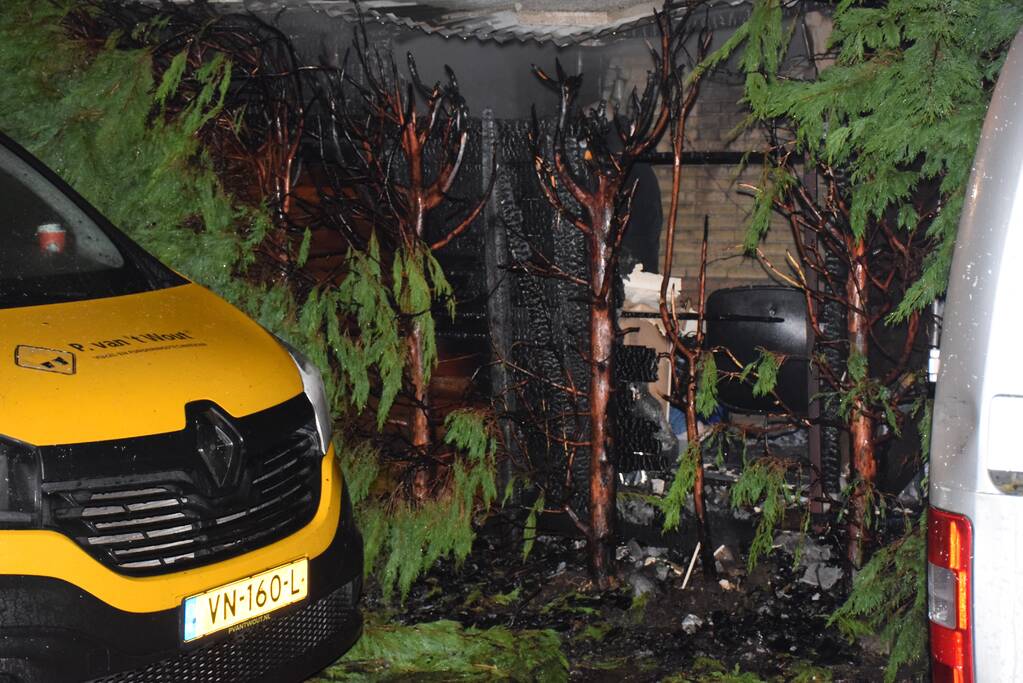 Flinke brand in een schuur tegen de woning