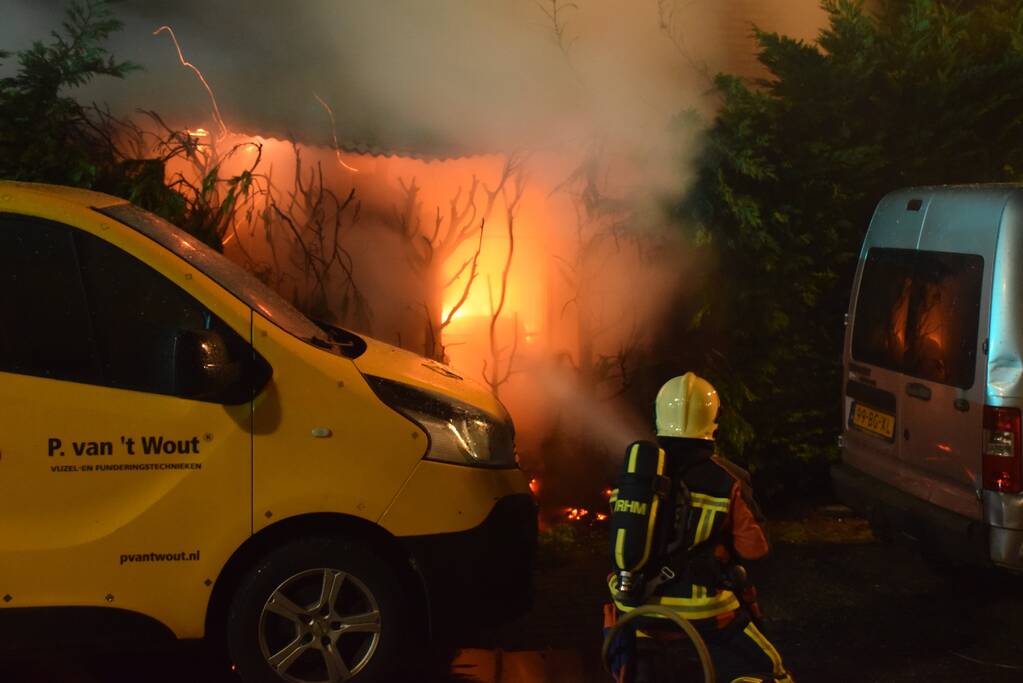 Flinke brand in een schuur tegen de woning
