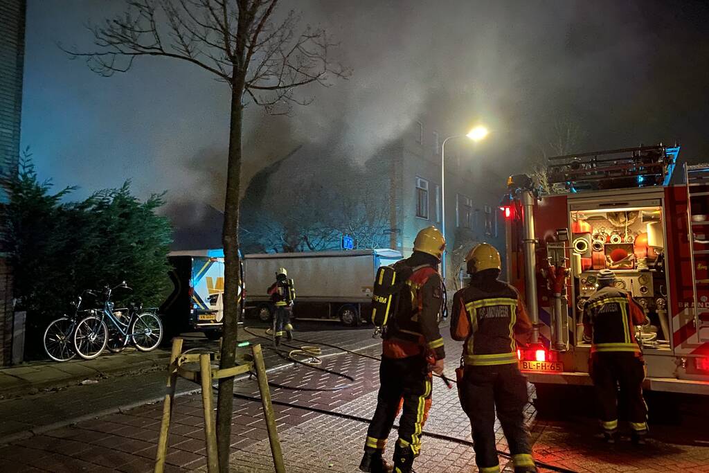 Flinke brand in een schuur tegen de woning