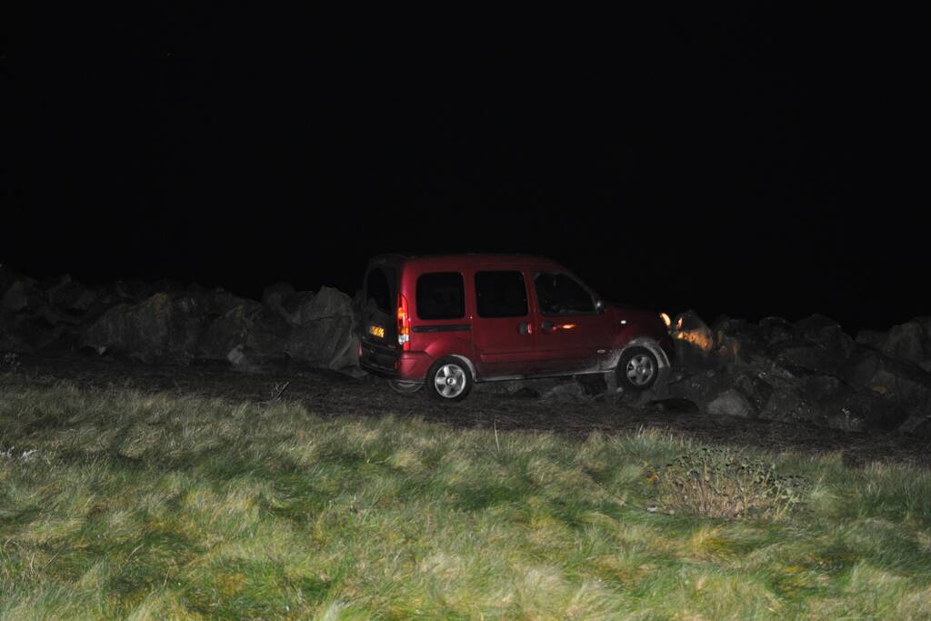 Dronken automobilist rijdt talud af