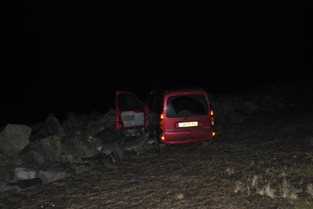 Dronken automobilist rijdt talud af