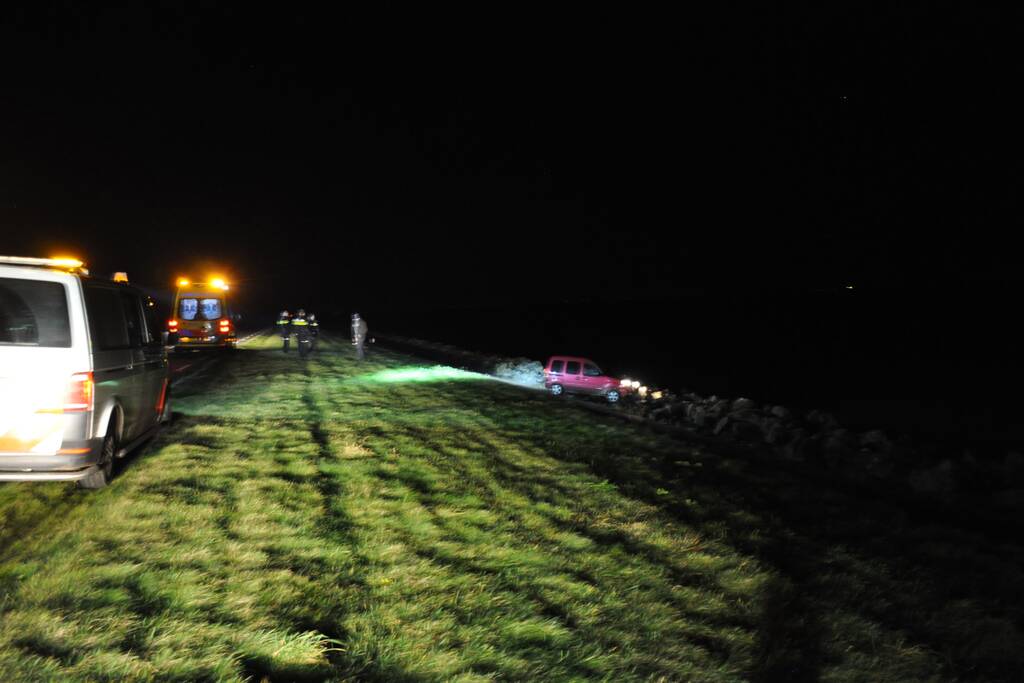 Dronken automobilist rijdt talud af