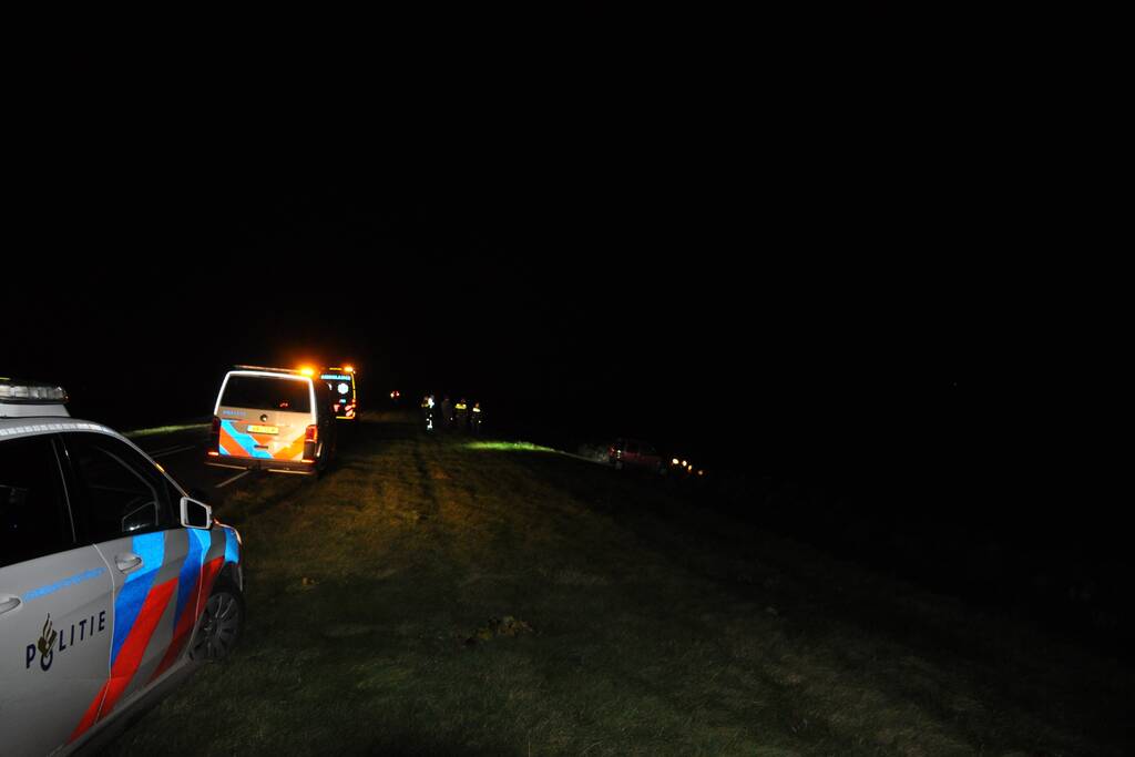 Dronken automobilist rijdt talud af