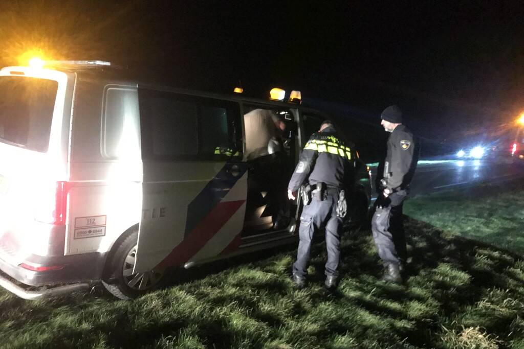 Dronken automobilist rijdt talud af