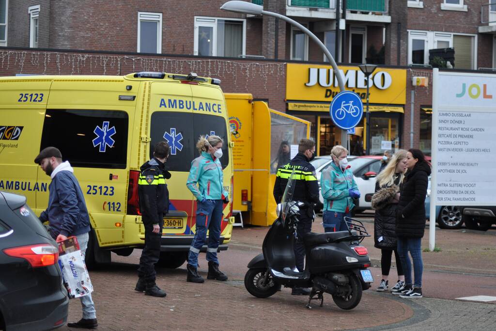 Jonge dame op scooter gaat onderuit