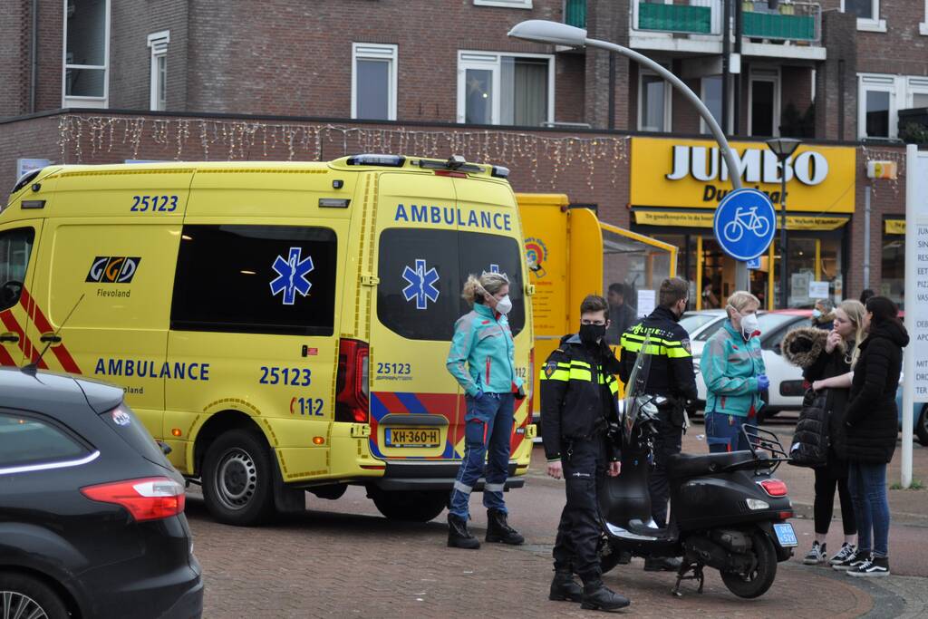 Jonge dame op scooter gaat onderuit