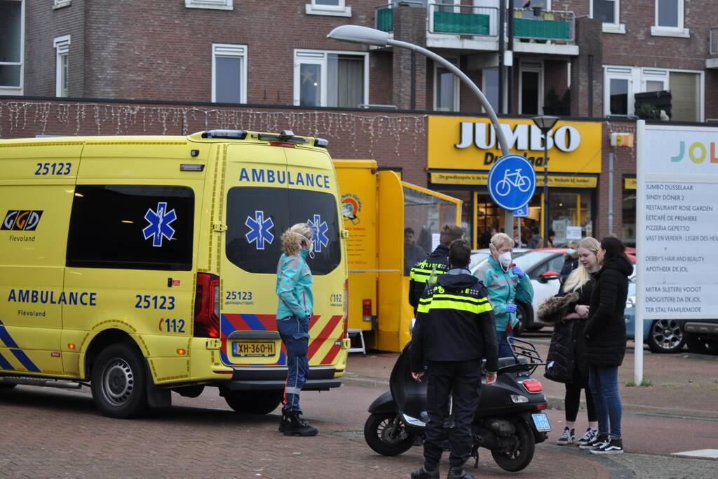 Jonge dame op scooter gaat onderuit