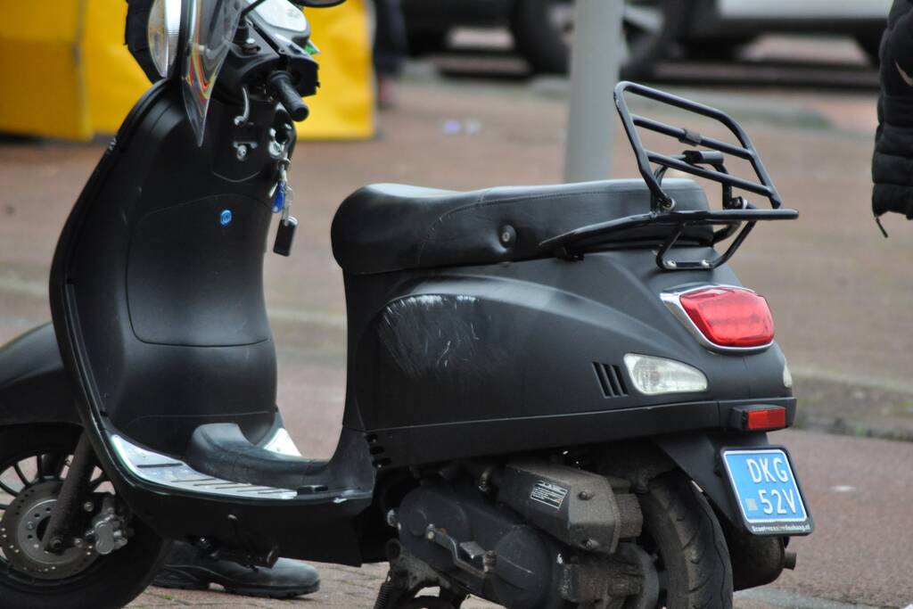 Jonge dame op scooter gaat onderuit