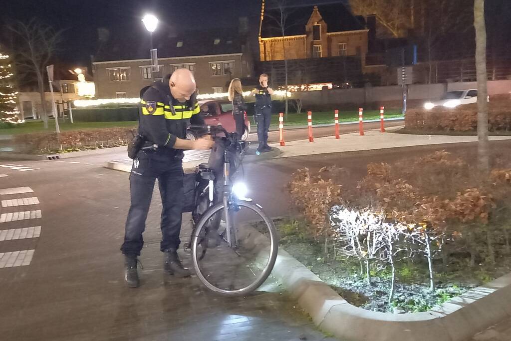 Vrouw op fiets aangereden op rotonde