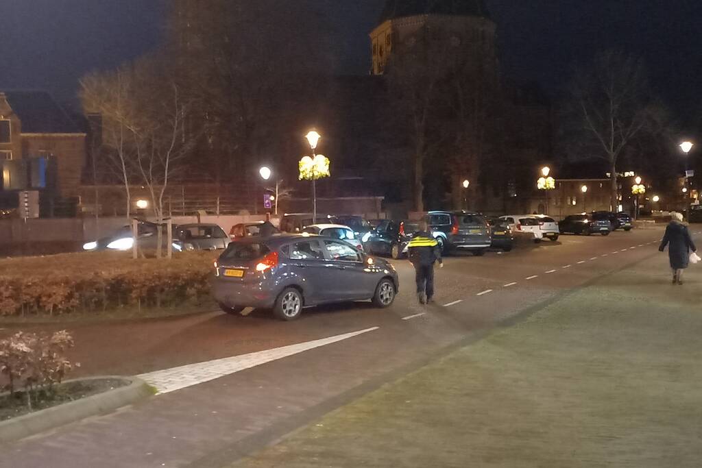 Vrouw op fiets aangereden op rotonde