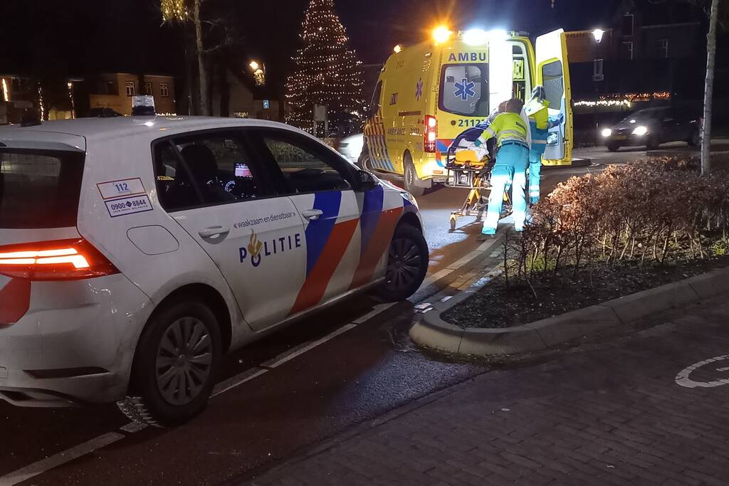 Vrouw op fiets aangereden op rotonde
