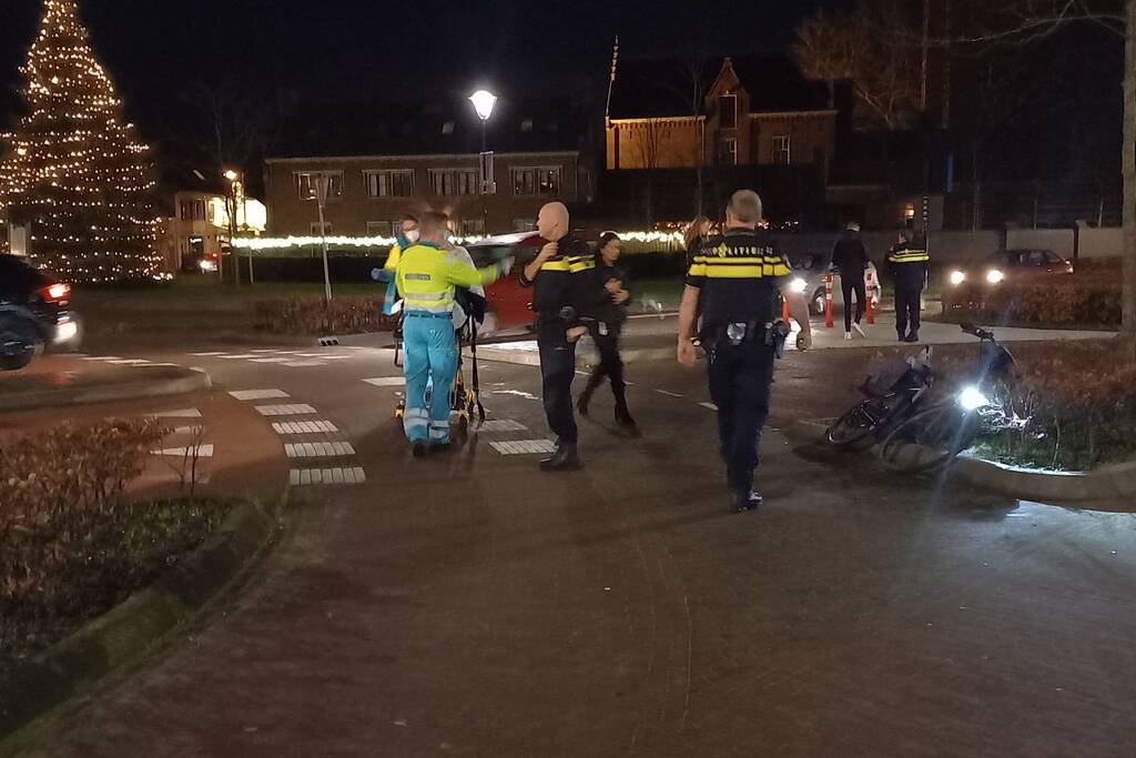 Vrouw op fiets aangereden op rotonde