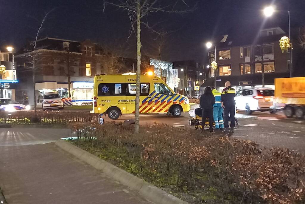 Vrouw op fiets aangereden op rotonde
