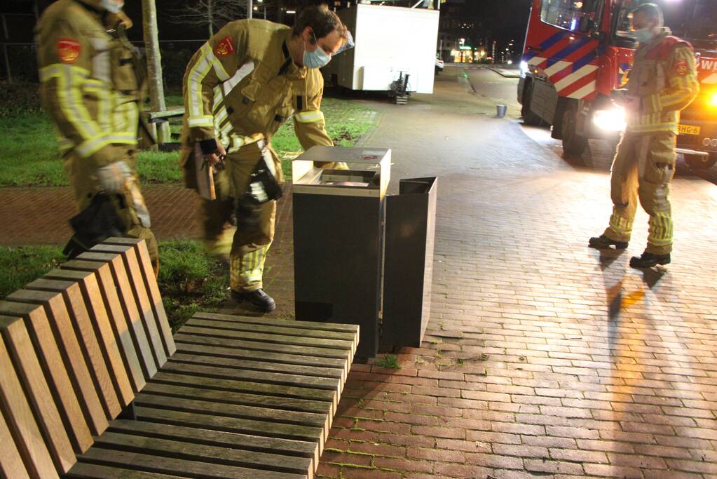 Brandweer blust met twee emmers water