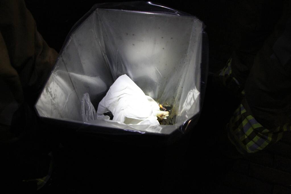 Brandweer blust met twee emmers water