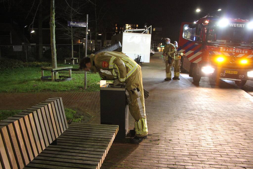 Brandweer blust met twee emmers water
