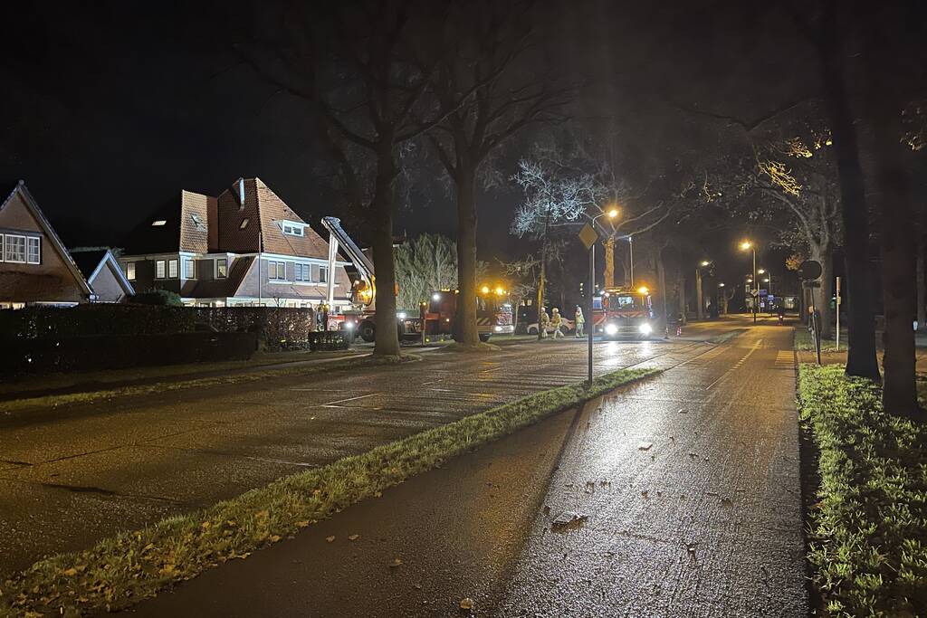 Brandweer blust brand in schoorsteen