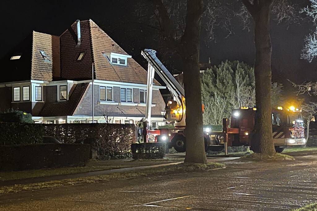 Brandweer blust brand in schoorsteen