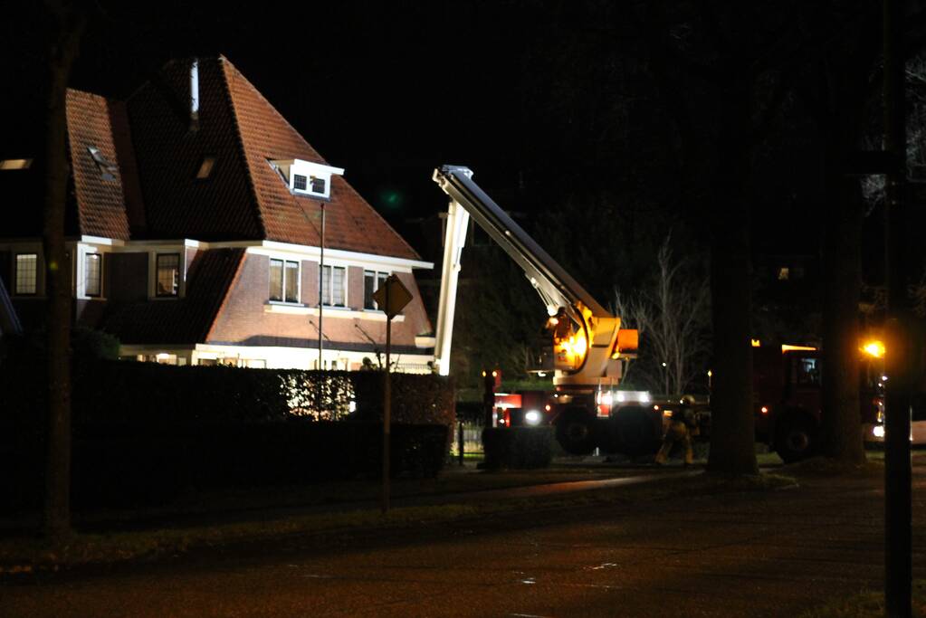 Brandweer blust brand in schoorsteen
