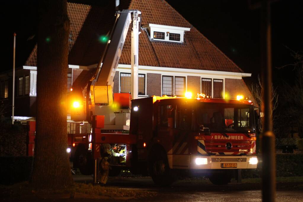 Brandweer blust brand in schoorsteen