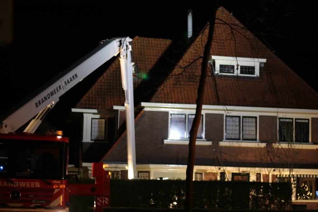 Brandweer blust brand in schoorsteen