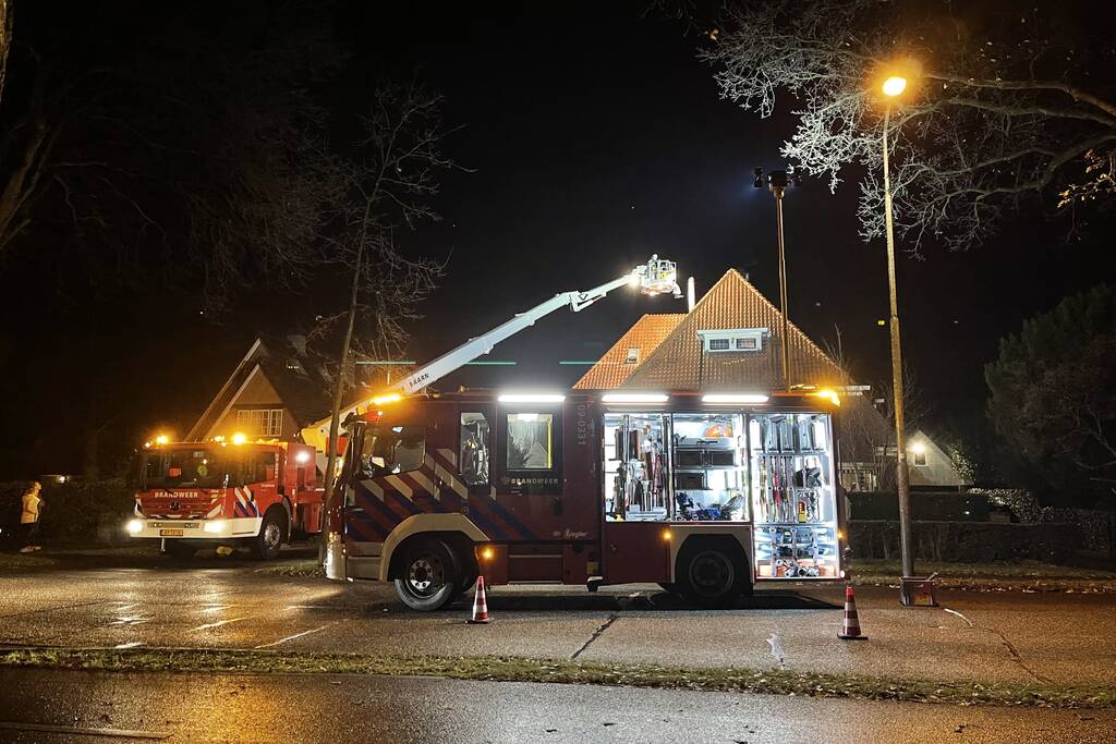 Brandweer blust brand in schoorsteen