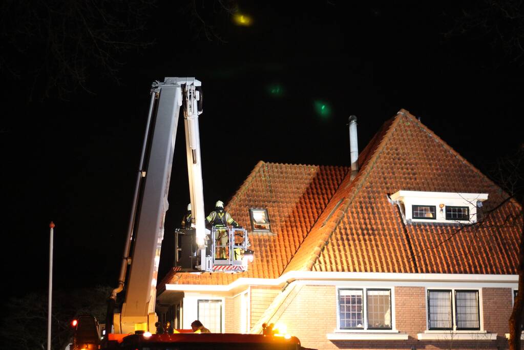 Brandweer blust brand in schoorsteen