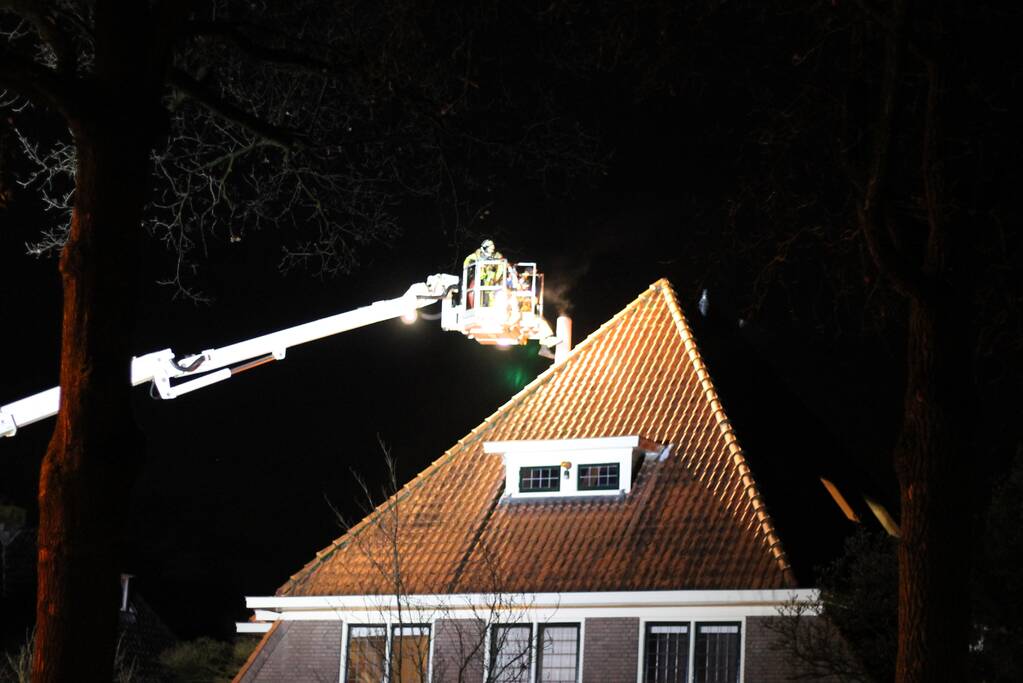 Brandweer blust brand in schoorsteen