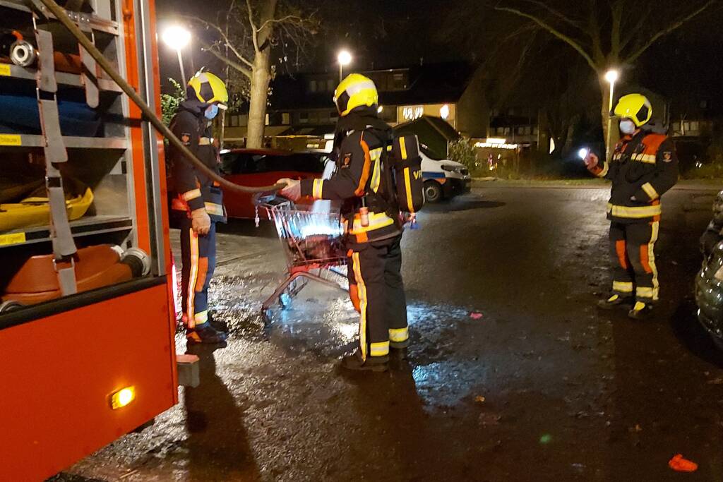 Brandend afval in winkelkar geblust