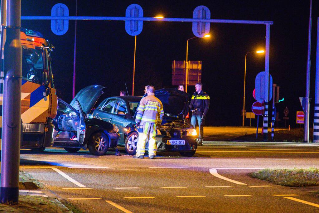 Persoon gewond bij botsing tussen twee auto's