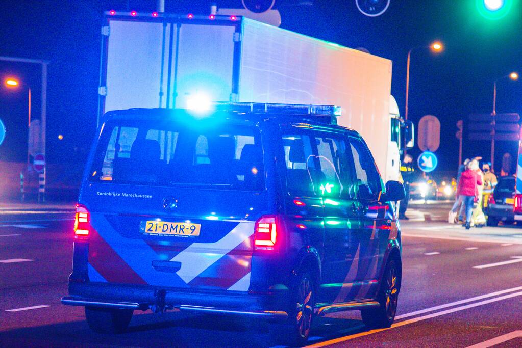 Persoon gewond bij botsing tussen twee auto's