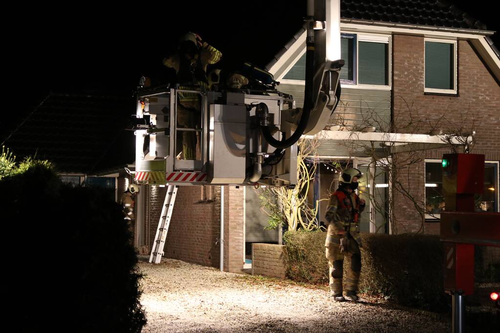 Brand in schoorsteen van woning