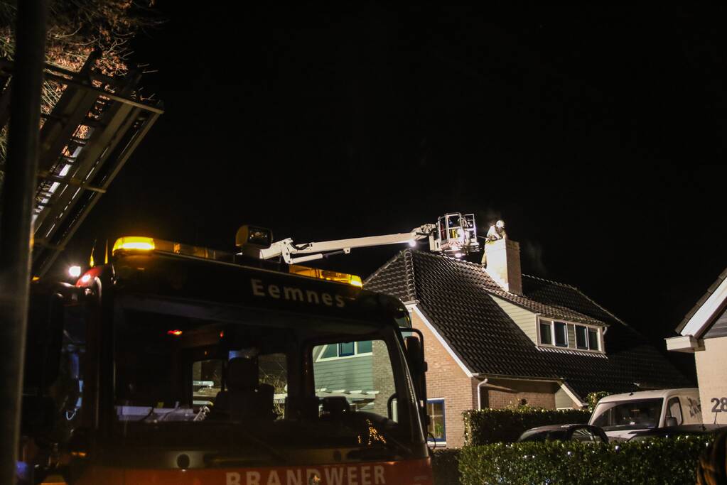Brand in schoorsteen van woning