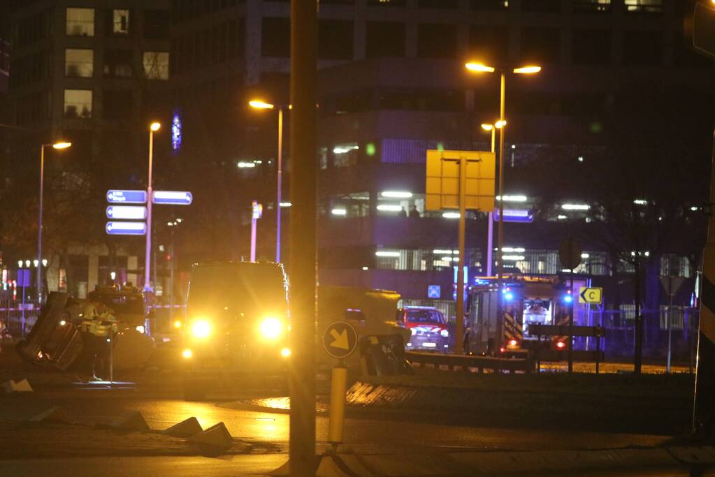 Auto knalt tegen gaskast en belandt op zijn kant