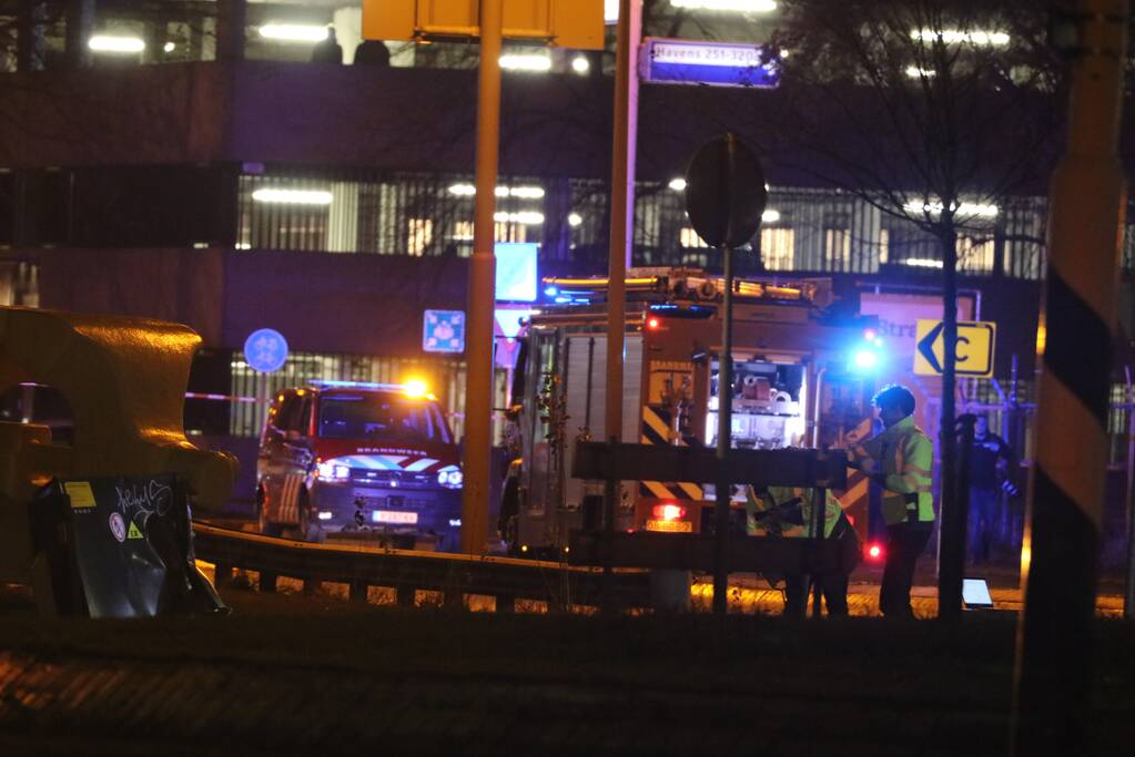 Auto knalt tegen gaskast en belandt op zijn kant