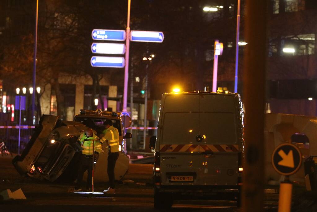 Auto knalt tegen gaskast en belandt op zijn kant