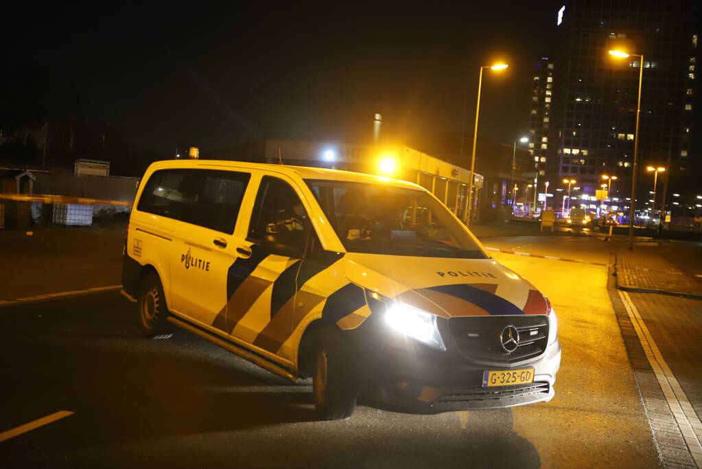 Auto knalt tegen gaskast en belandt op zijn kant