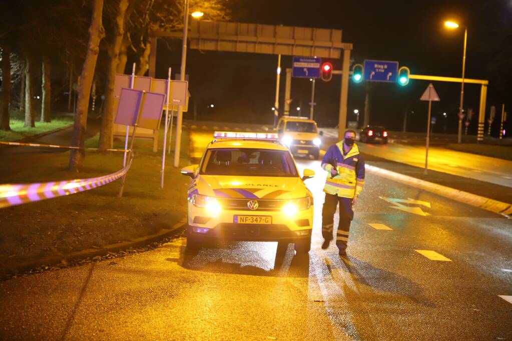 Auto knalt tegen gaskast en belandt op zijn kant