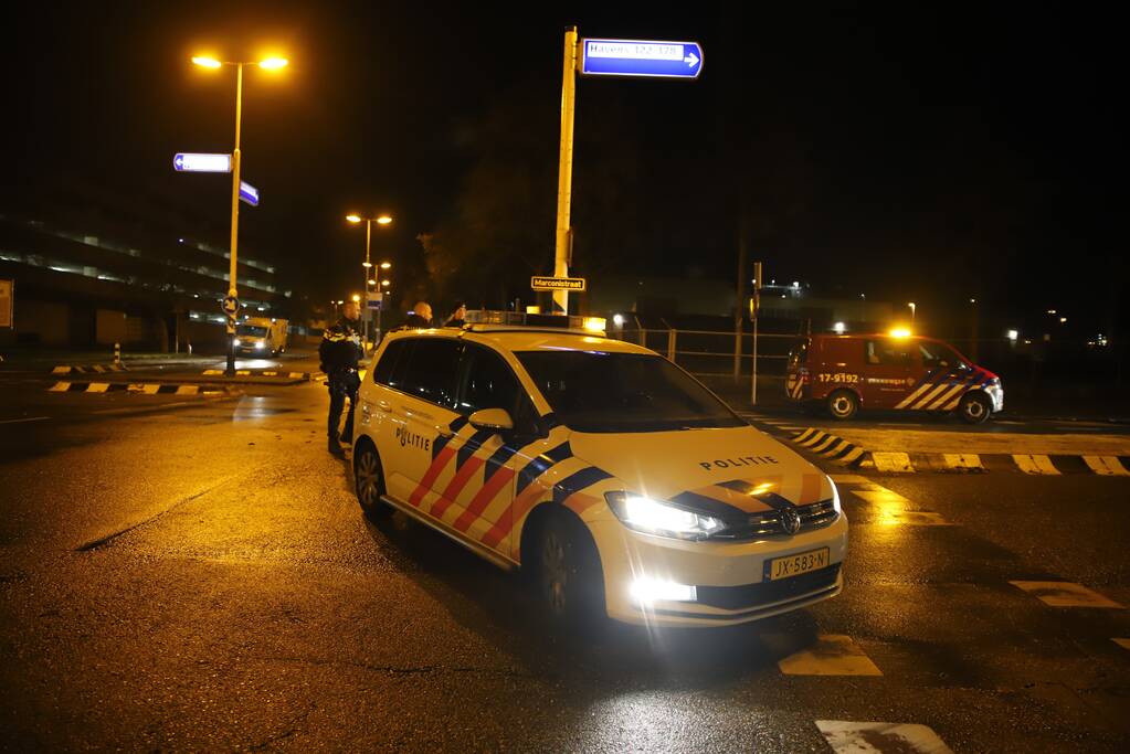 Auto knalt tegen gaskast en belandt op zijn kant