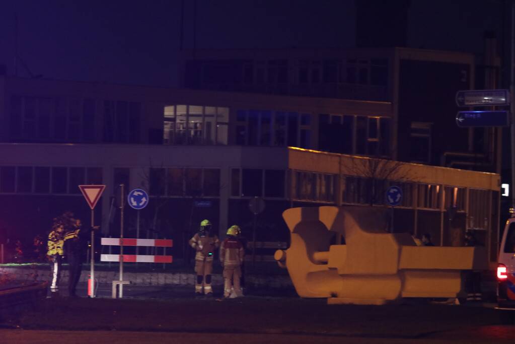 Auto knalt tegen gaskast en belandt op zijn kant