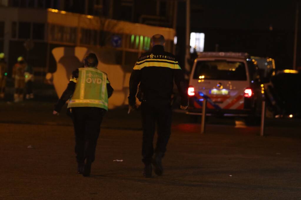 Auto knalt tegen gaskast en belandt op zijn kant