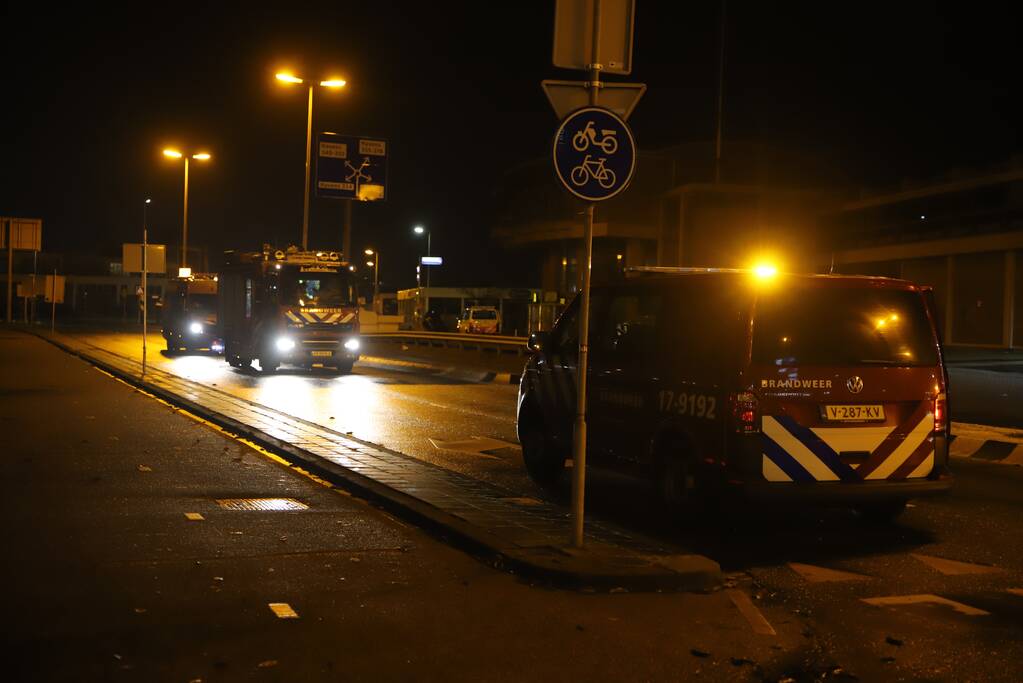 Auto knalt tegen gaskast en belandt op zijn kant