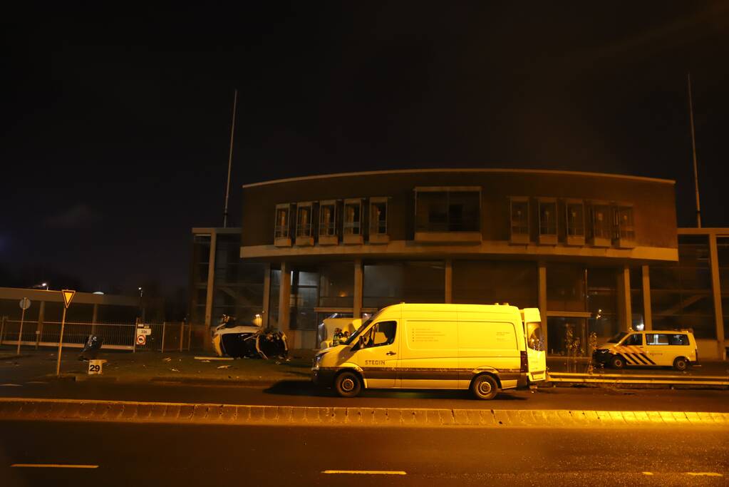 Auto knalt tegen gaskast en belandt op zijn kant