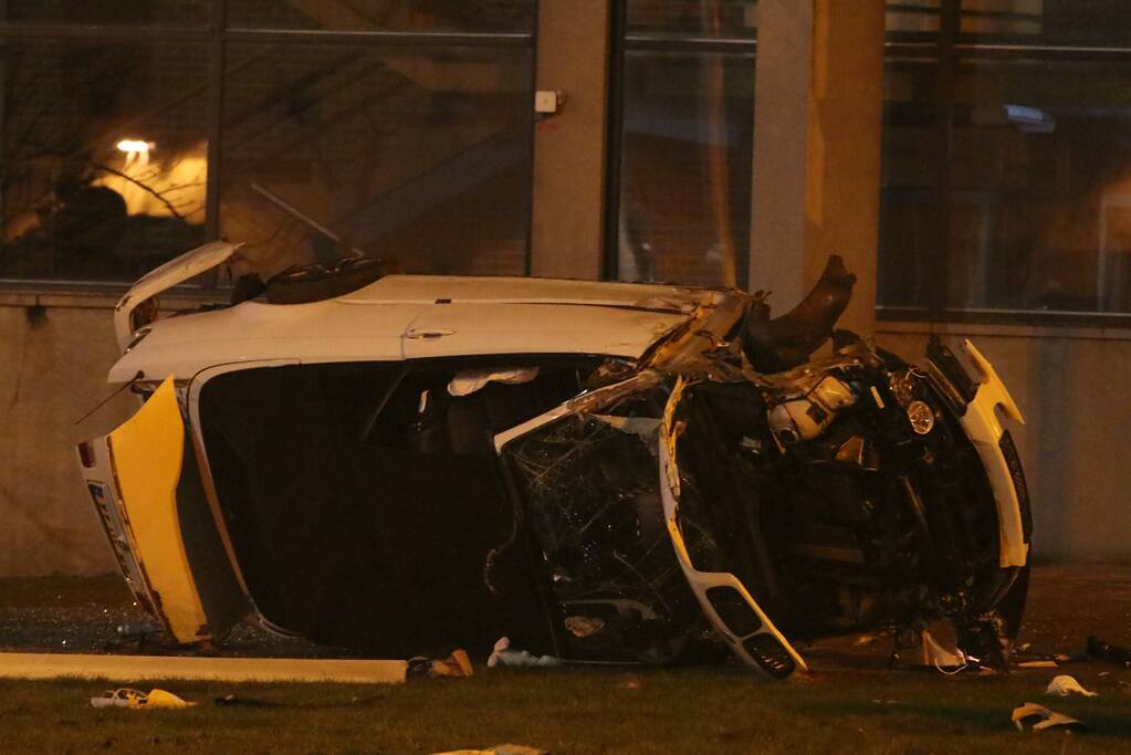 Auto knalt tegen gaskast en belandt op zijn kant